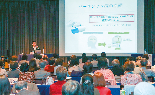 熱心に耳を傾ける参加者。メモをとる姿も多くありました